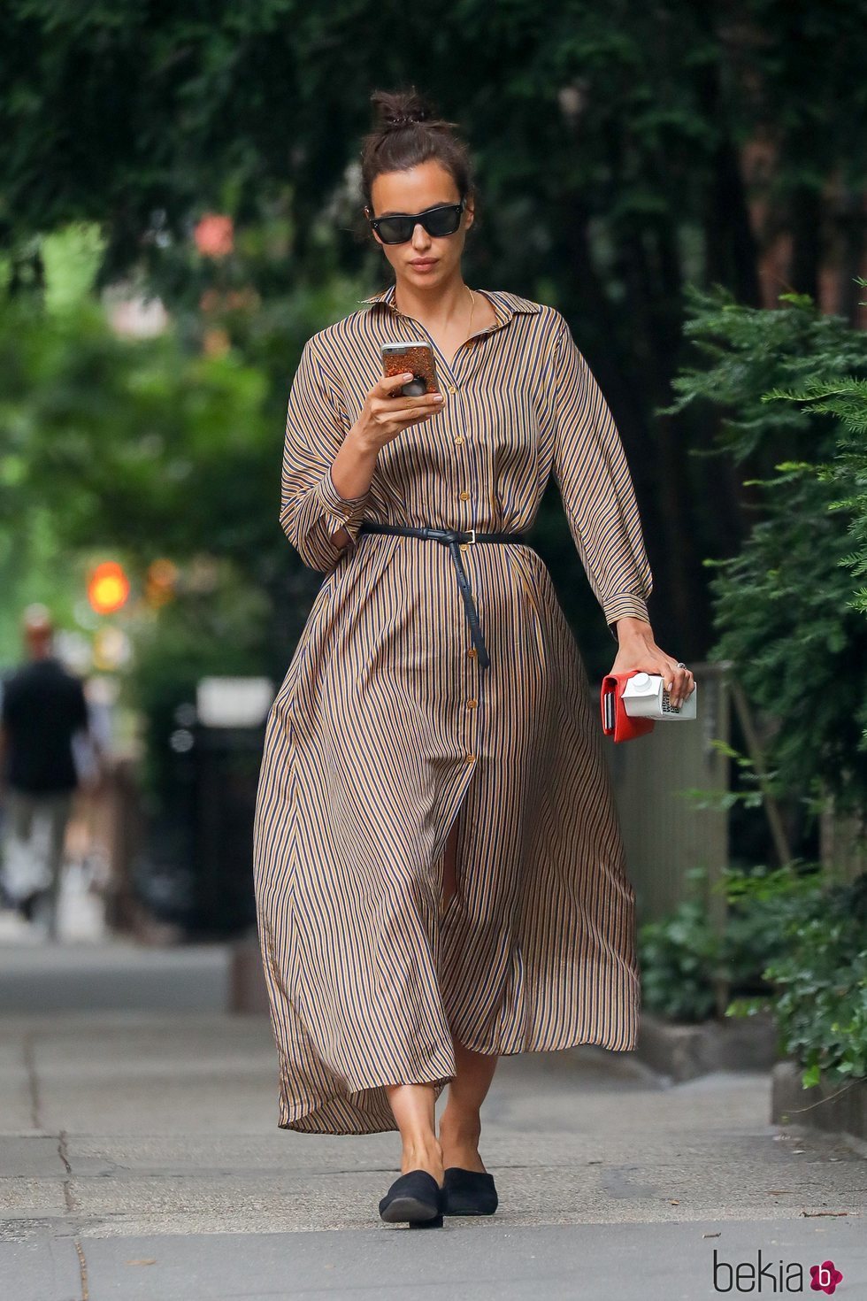 Irina Shayk con un vestido oversize por las calles de Nueva York