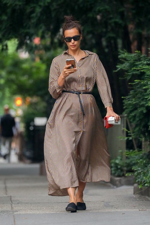 Irina Shayk con un vestido oversize por las calles de Nueva York