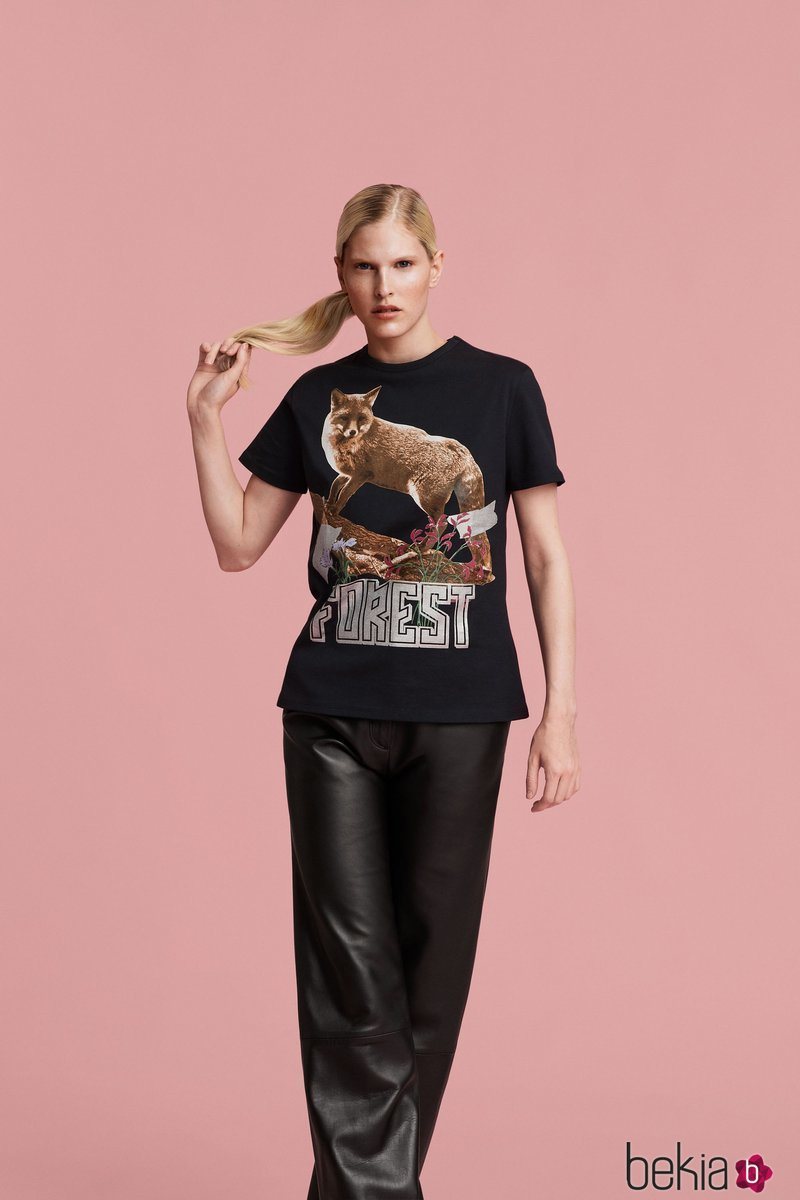 Camiseta negra con un estampado animal de la firma lujosa Nyden 2018