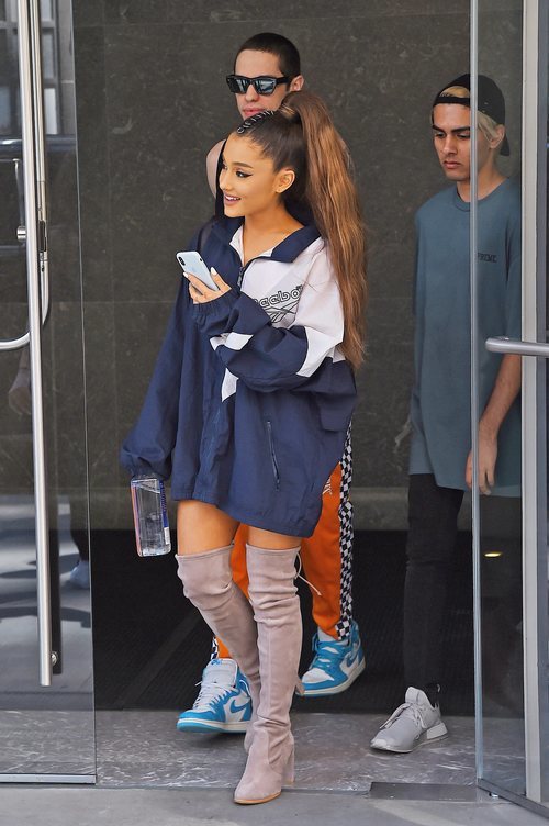 Ariana Grande con una sudadera Reebok en Nueva York 2018
