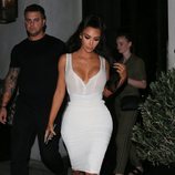 Kim Kardashian con un vestido blanco paseando por Beverly Hills