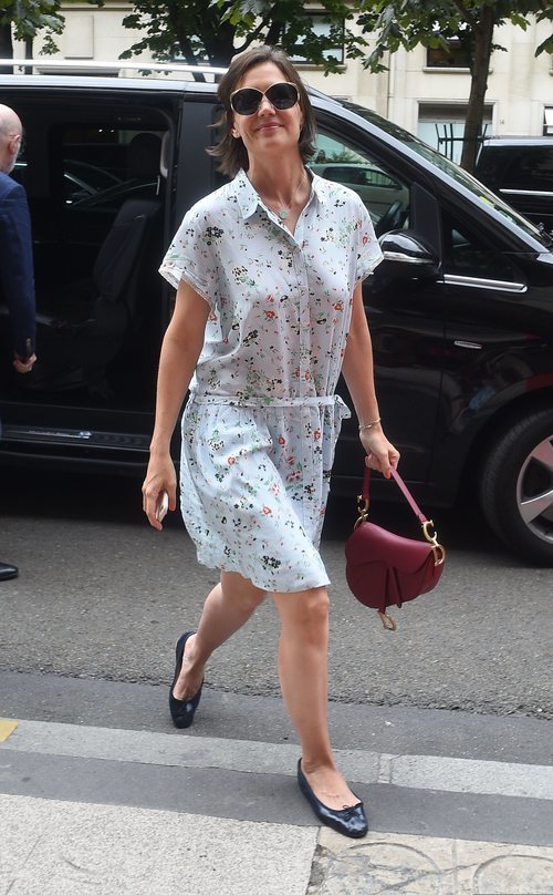 Kate Holmes con un vestido veraniego en una visita al Louvre 2018
