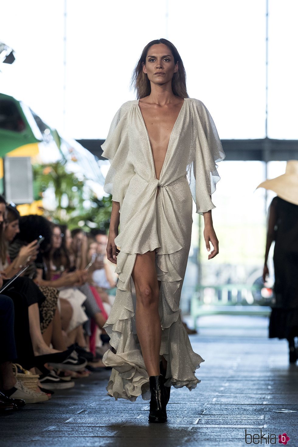 Modelo con un vestido asimétrico de volantes de Juana Martín en Madrid Fashion Week primavera/verano 2019