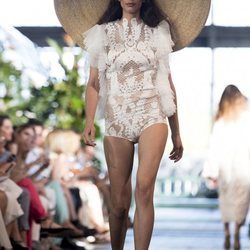 Mono corto de encaje con tul de Juana Martín en Madrid Fashion Week primavera/verano 2019