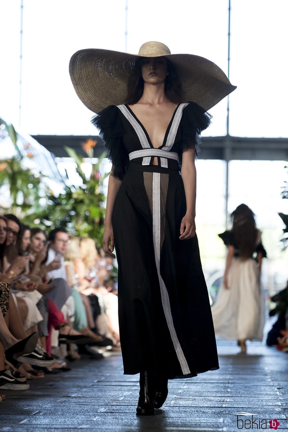 Vestido negro con detalles en tul de Juana Martín en Madrid Fashion Week primavera/verano 2019