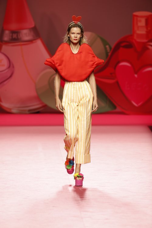 Blusa con forma de labios de Ágatha Ruiz de la Prada en Madrid Fashion Week primavera/verano 2019