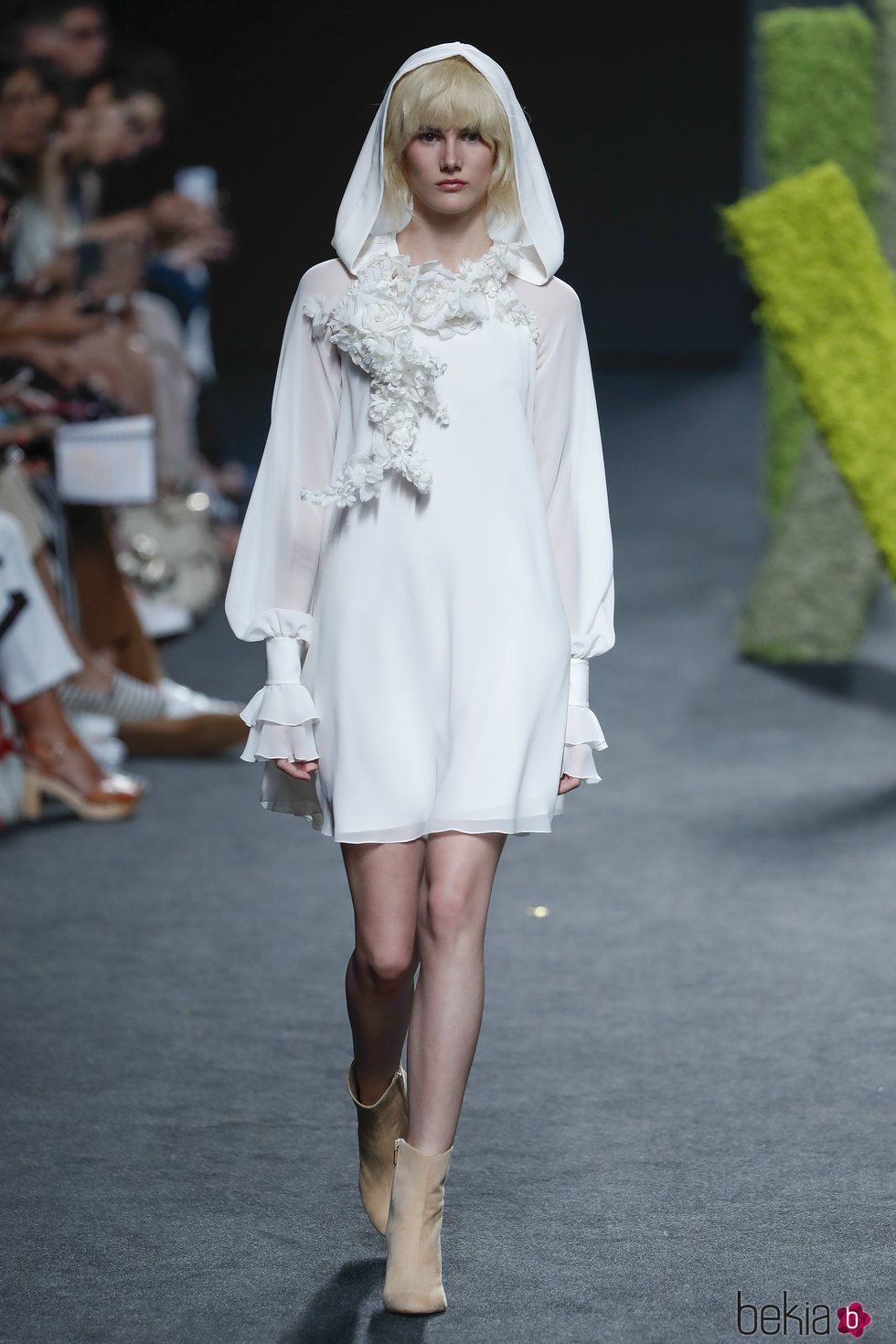 Vestido blanco de Teresa Helbig en Madrid Fashion Week primavera/verano 2019