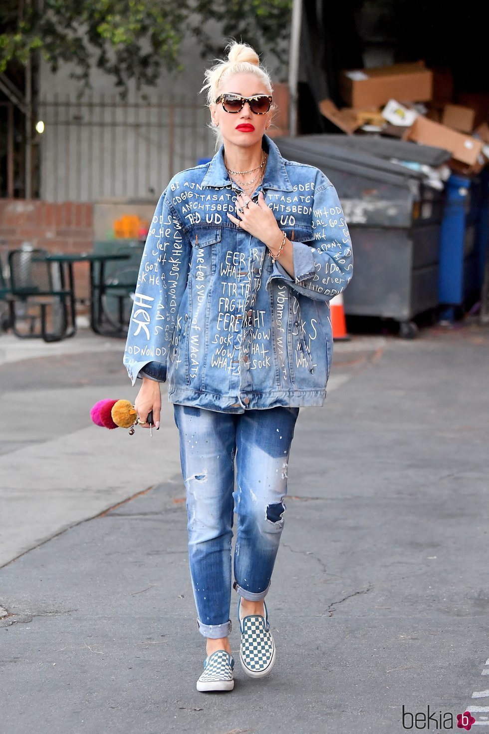 Gwen Stefani con un look vaquero por las calles de Los Ángeles 2018