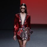 Vestido rojo metalizado de Custo Barcelona en Madrid Fashion Week primavera/verano 2019