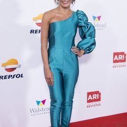 Virginia Troconis con un jumpsuit azul eléctrico en los premios ARI 2018