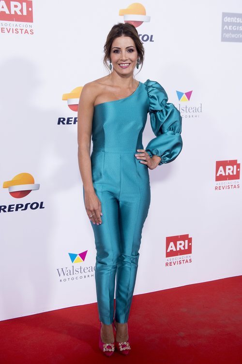 Virginia Troconis con un jumpsuit azul eléctrico en los premios ARI 2018