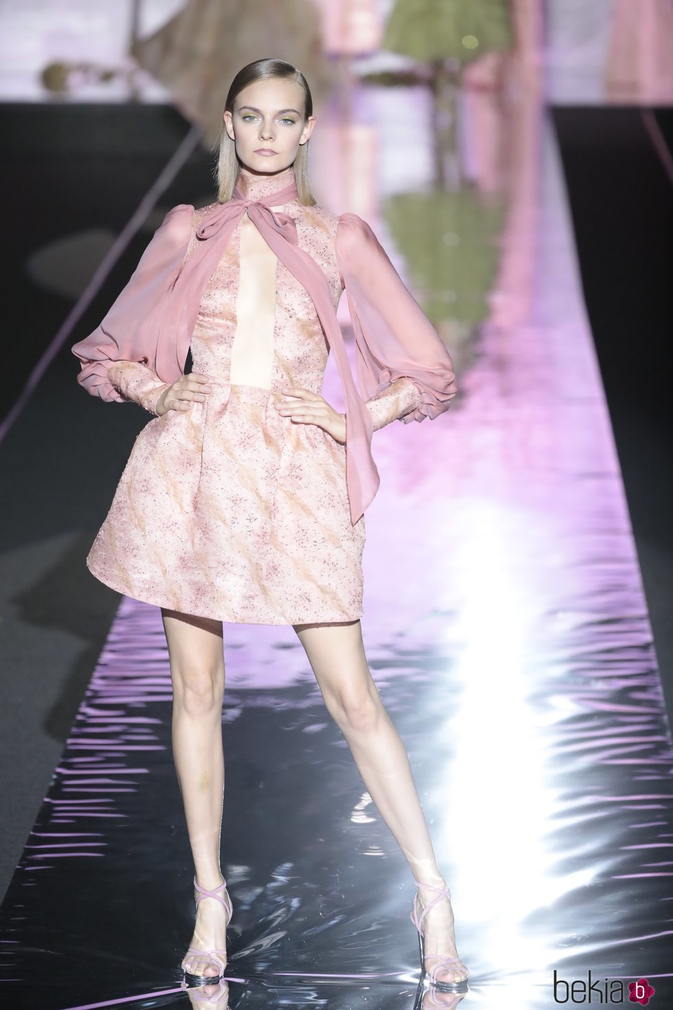 Vestido corto rosa de Hannibal Laguna primavera/verano 2019 en la Madrid Fashion Week
