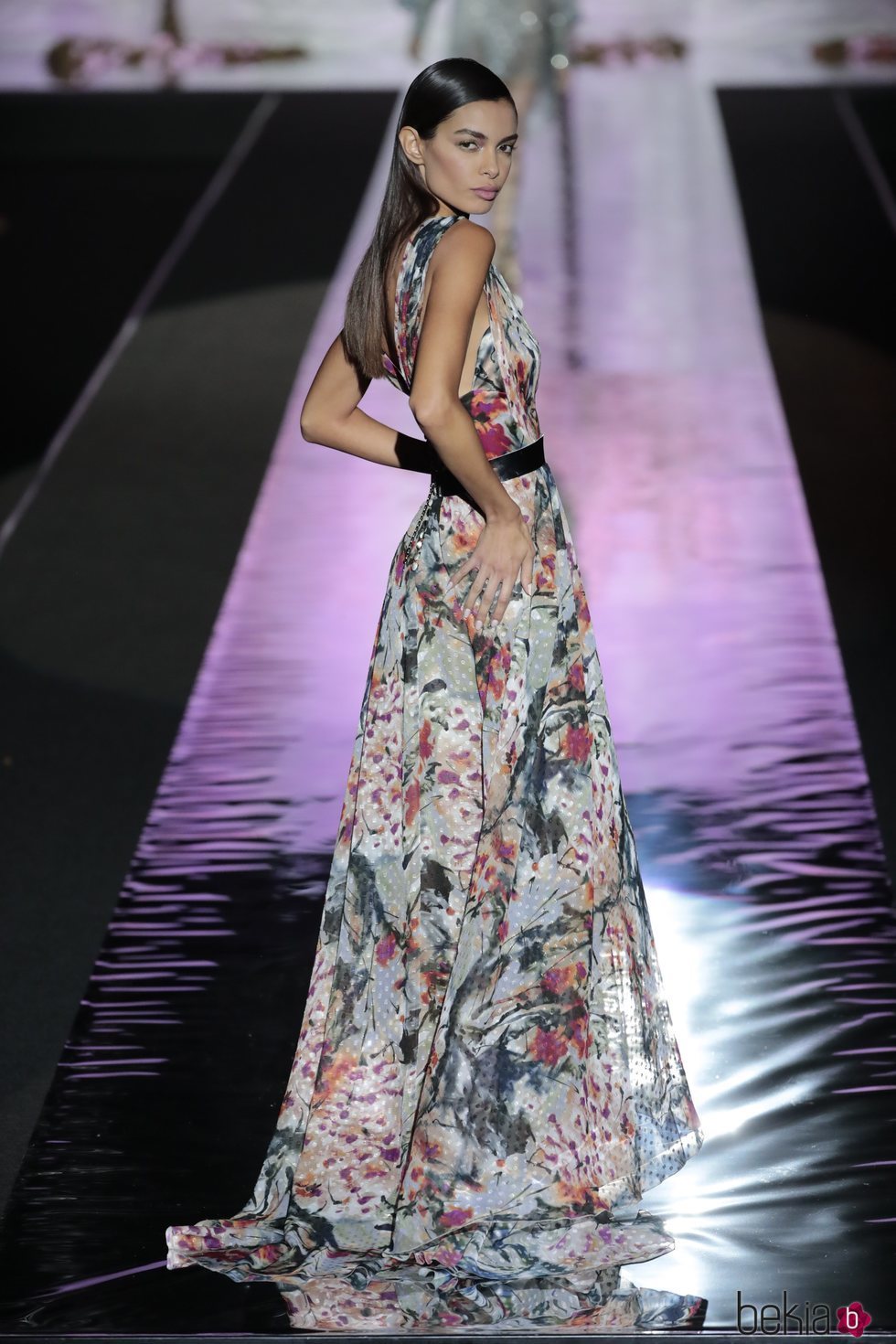Vestido de escote en la espalda de Hannibal Laguna primavera/verano 2019 en la Madrid Fashion Week