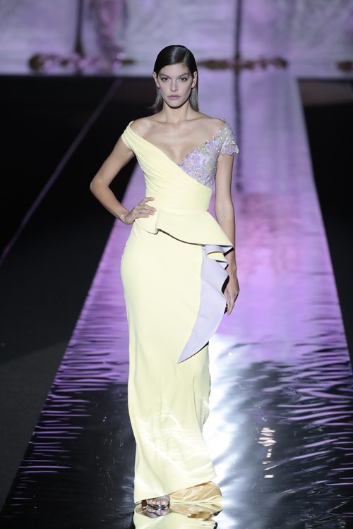 Vestido amarillo de Hannibal Laguna primavera/verano 2019 en la Madrid Fashion Week