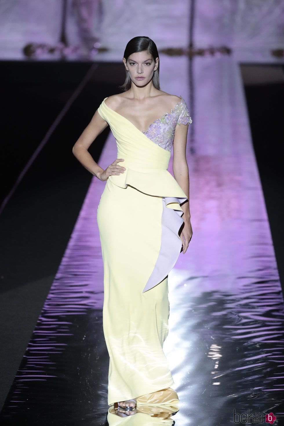Vestido amarillo de Hannibal Laguna primavera/verano 2019 en la Madrid Fashion Week