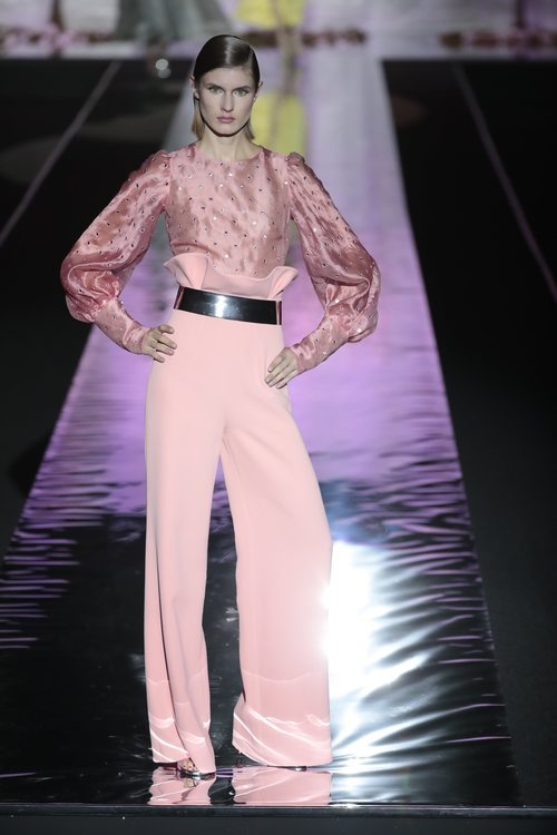 Pantalón y camisa rosa cuarzo de Hannibal Laguna primavera/verano 2019 en la Madrid Fashion Week