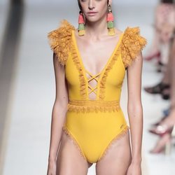 Bañador amarillo del desfile de Dolores Cortés en Madrid Fashion Week primavera/verano 2019