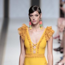 Bañador amarillo del desfile de Dolores Cortés en Madrid Fashion Week primavera/verano 2019