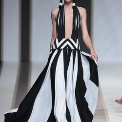 Vestido de rayas negras y blancas del dsfile de Dolores Cortés  en Madrid Fashion Week primavera/verano 2019