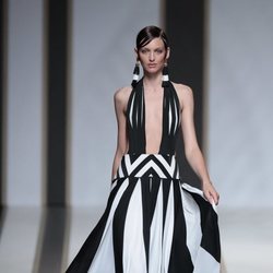 Vestido de rayas negras y blancas del dsfile de Dolores Cortés  en Madrid Fashion Week primavera/verano 2019