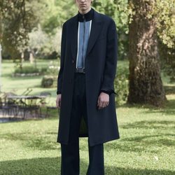 Modelo con un abrigo azul marino de la colección primavera/verano 2019 de Salvatore Ferragamo