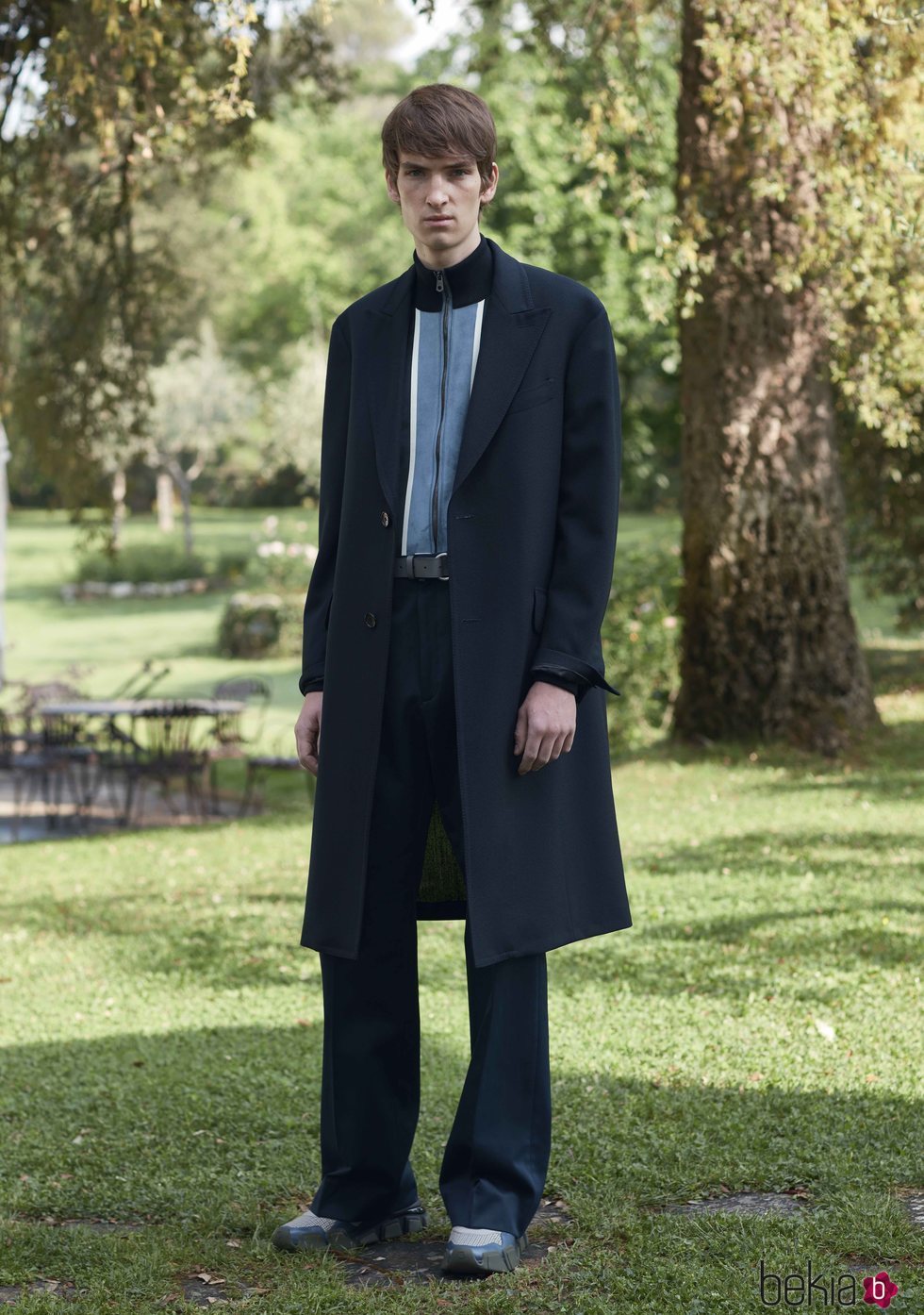 Modelo con un abrigo azul marino de la colección primavera/verano 2019 de Salvatore Ferragamo