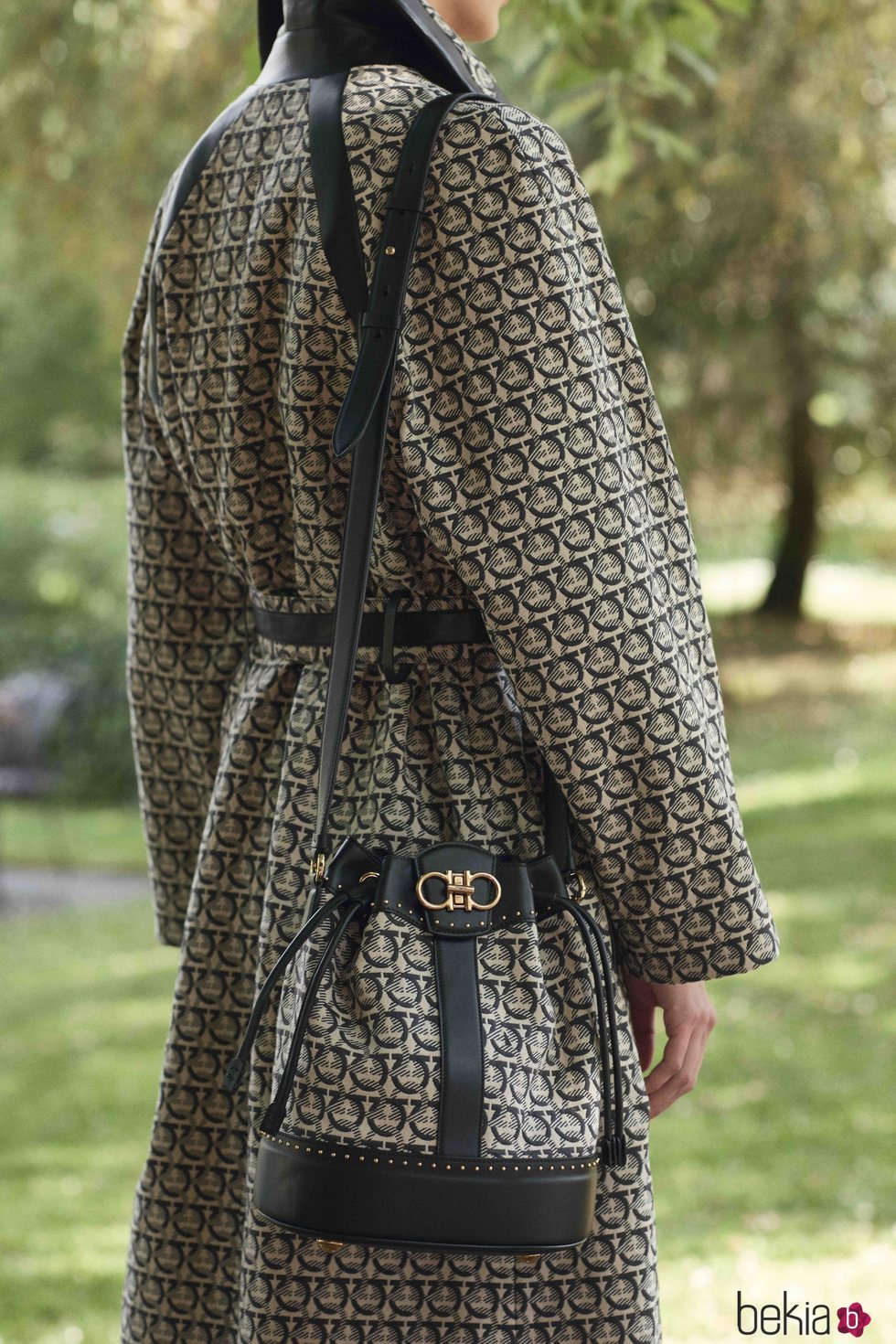 Abrigo y bolso con estampado geométrico  de la colección primavera/verano 2019 de Salvatore Ferragamo