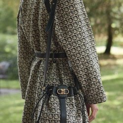 Abrigo y bolso con estampado geométrico  de la colección primavera/verano 2019 de Salvatore Ferragamo