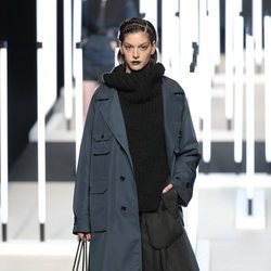 Abrigo azul marino de Juanjo Oliva primavera/verano 2019 en la Madrid Fashion Week