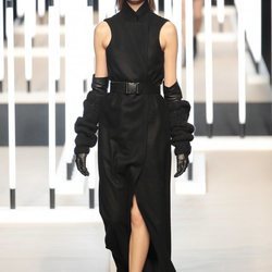 Vestido sin mangas negro de Juanjo Oliva primavera/verano 2019 en la Madrid Fashion Week