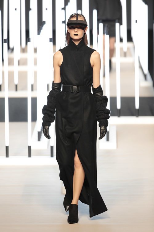 Vestido sin mangas negro de Juanjo Oliva primavera/verano 2019 en la Madrid Fashion Week