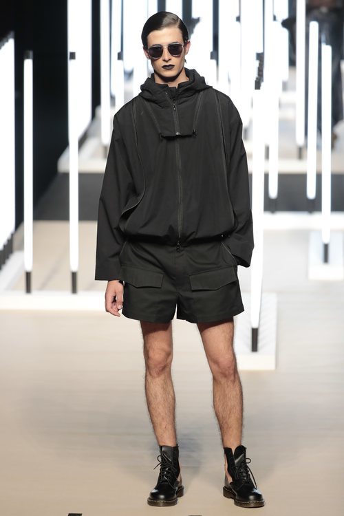 Pantalón corto y chaqueta de Juanjo Oliva primavera/verano 2019 en la Madrid Fashion Week