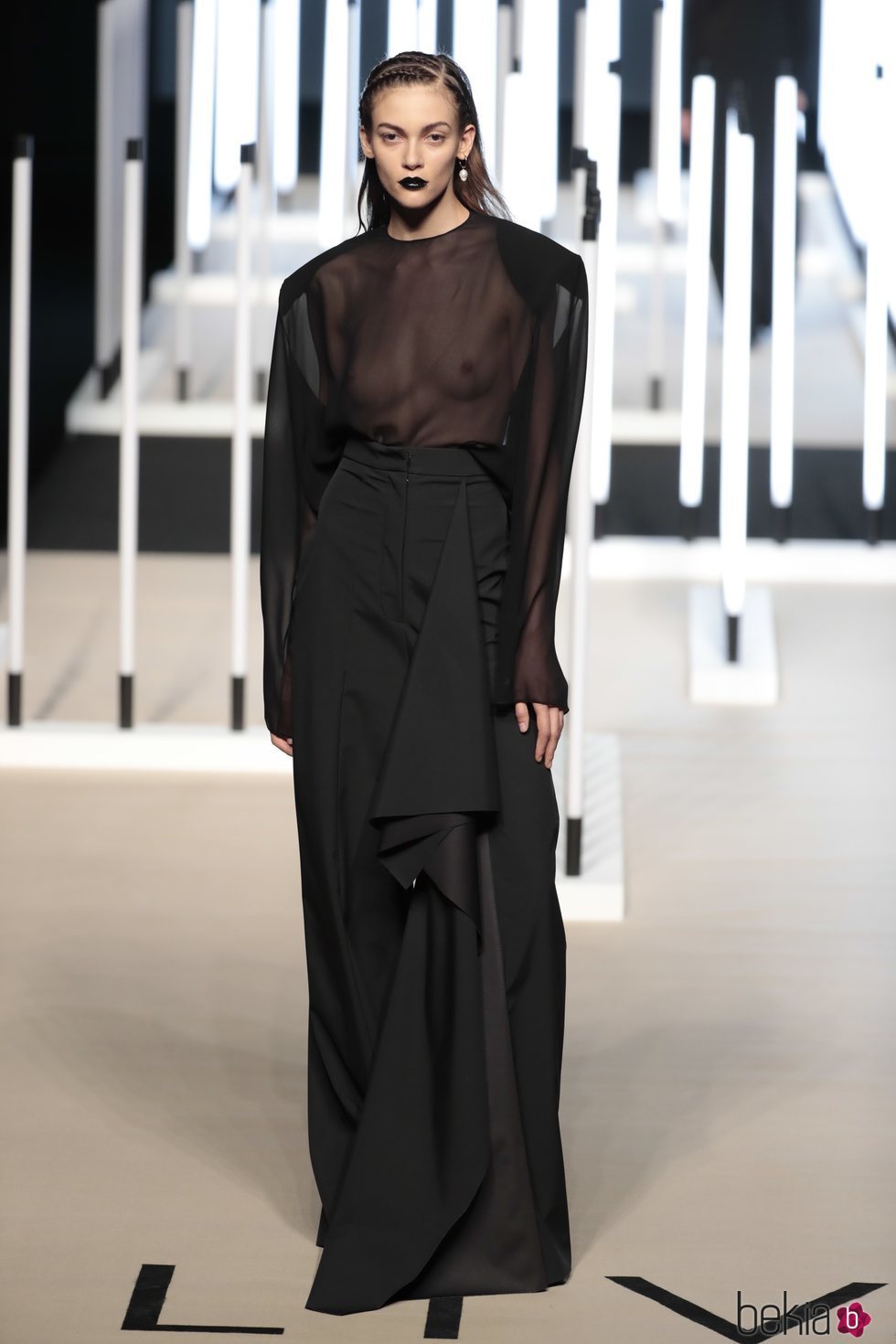 Vestido con transparencias de Juanjo Oliva primavera/verano 2019 en la Madrid Fashion Week