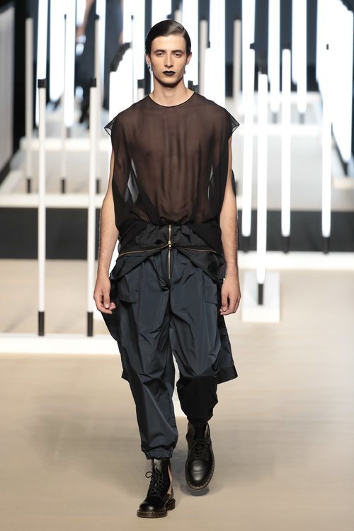 Camisa con transparencias de Juanjo Oliva primavera/verano 2019 en la Madrid Fashion Week