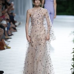 Vestido de tul bordado de Jorge Vázquez primavera/verano 2019 en la Madrid Fashion Week
