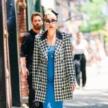Lady Gaga con un vestido azul con una gabardina de cuadros por las calles de Nueva York 2018