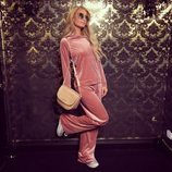 Paris Hilton muestra un chándal rosa pastel de su colección 'low cost' 2018