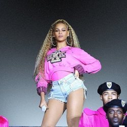 Beyoncé con una sudadera fucsia con capucha de la colección cápsula junto a Balmain 2018