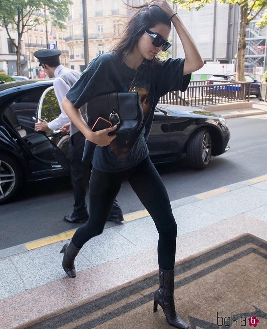 Kendall Jenner llegando a Paris con un bolso de Longchamp 2018