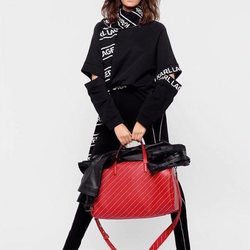 Kaia Gerber posando con un total look de la nueva coleecion de Karl Lagerfeld 2018