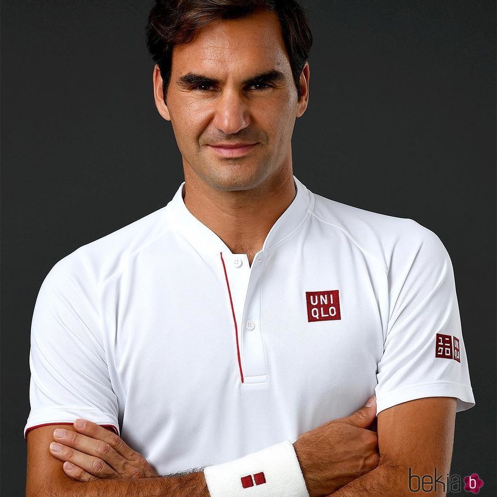 Roger Federer con un polo blanco de la firma de Uniqlo 2018