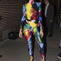 Dua Lipa con un traje de colorines en Nueva York 2018