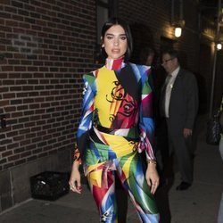 Dua Lipa con un traje de colorines en Nueva York 2018