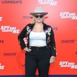 Elle King con un sombrero y una chaqueta con dibujos estampados en la premire 'El espía que me dejó' 2018