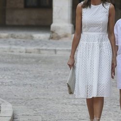 La Reina Letizia con un vestido de Hugo Boss en su posado de verano 2018 en Mallorca