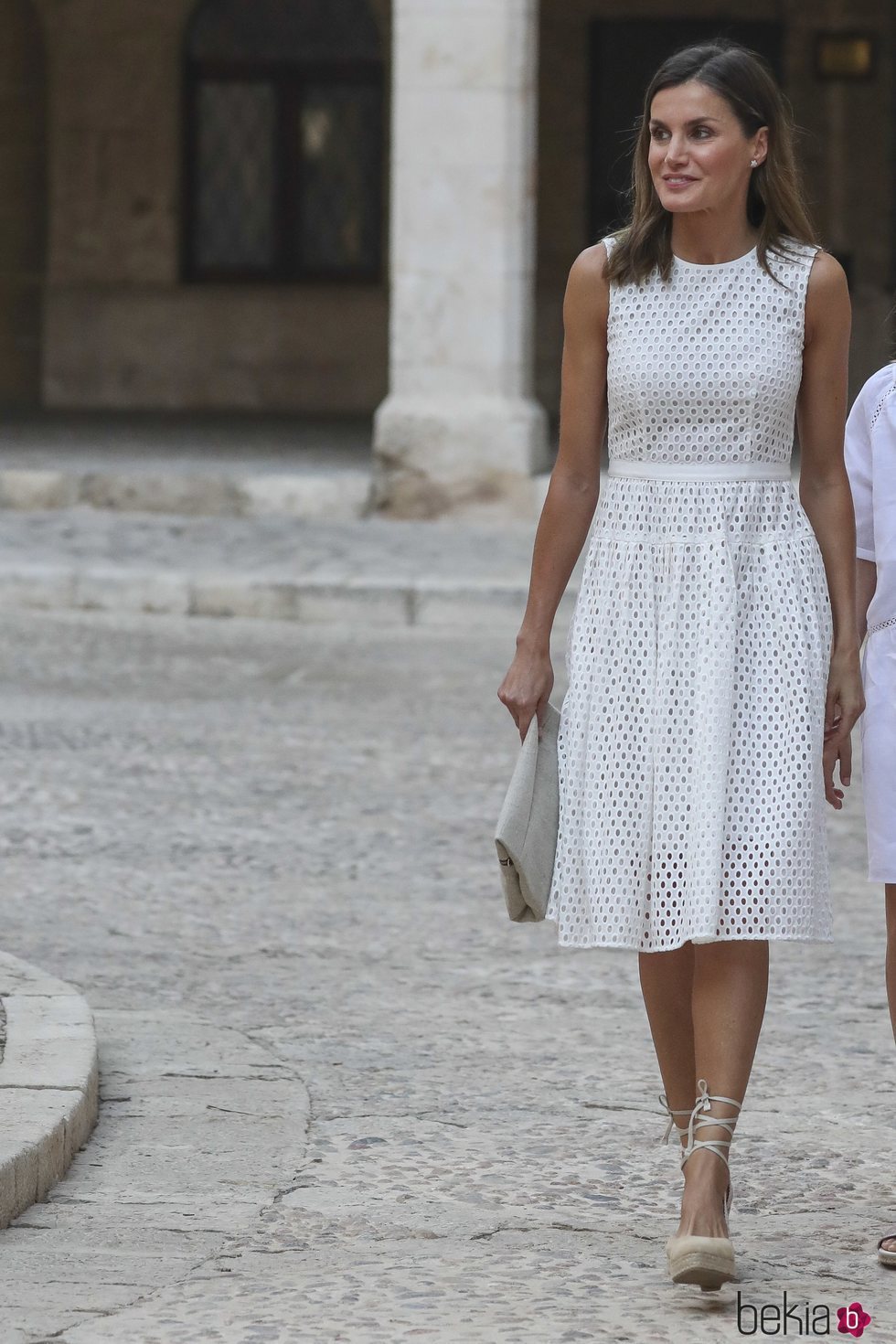 La Reina Letizia con un vestido de Hugo Boss en su posado de verano 2018 en Mallorca Foto Bekia Moda