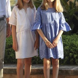 La Princesa Leonor y la Infanta Sofía con looks boho-chic en su posado de verano 2018 en Mallorca