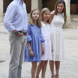 Los Reyes Felipe VI y Letizia junto a sus hijas en su posado de verano 2018 en Mallorca