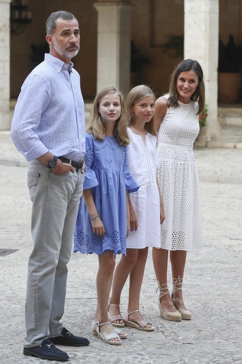 Los Reyes Felipe VI y Letizia junto a sus hijas en su posado de verano 2018 en Mallorca