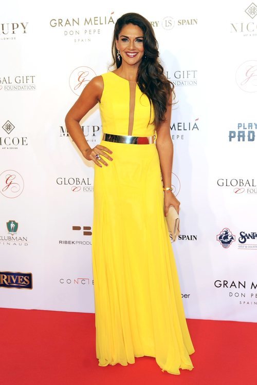 Lorena Bernal con  un vestido amarillo en la Gala Global Gift en Marbella 2018